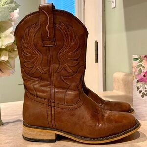 Brown Western Cowboy Boots. Children’s size. In very good condition.